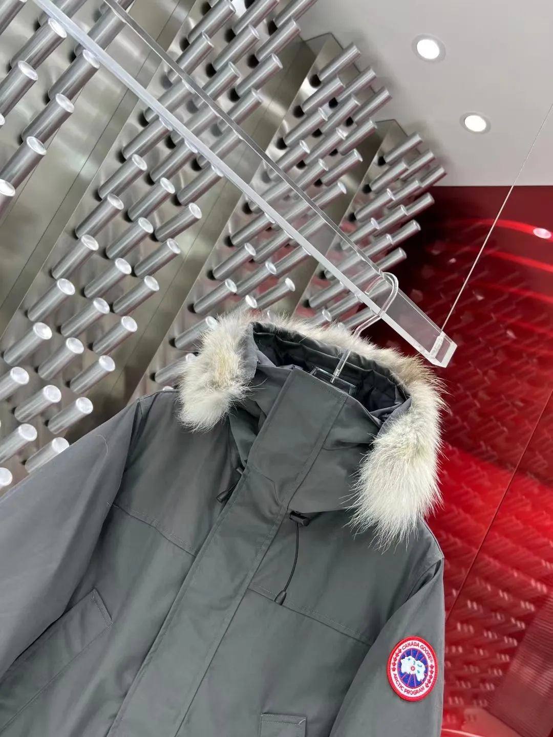 P900 top version) 𝘾𝘼𝙉𝘼𝘿𝘼 𝙂𝙊𝙊𝙎𝙀Big Goose 13# Size: S-XXL Color: White Gray Navy Black The design of Big Goose 13 is simple and elegant, a little longer than the 2008 model, more suitable for men and suitable for business people. This down jacket is popular for its simple design, which is not only practical but also has a certain sense of fashion. In terms of applicability, the Daye 13 model provides good thermal insulation performance. Its thermal insulation coefficient is level 5, which can provide enough warmth and is suitable for wearing in cold environments. In addition, the Daye 13 model also has a high cost performance. Compared with other models, it provides a better balance between price and performance, making it more competitive in the market.
